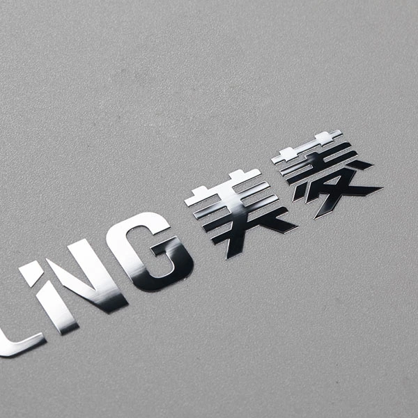 Mukautettavat metallitarrat Nikkelin kiiltävä lämmönkestävä logo