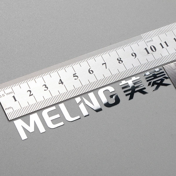 Mukautettavat metallitarrat Nikkelin kiiltävä lämmönkestävä logo