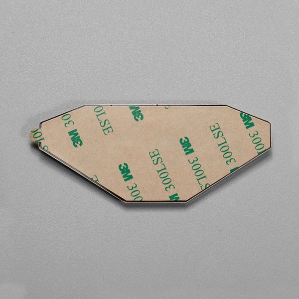 mukautettu logo 3d kohokuvioitu etiketti kiiltävä matta metalliset tarrat Kiina kyltin toimittaja