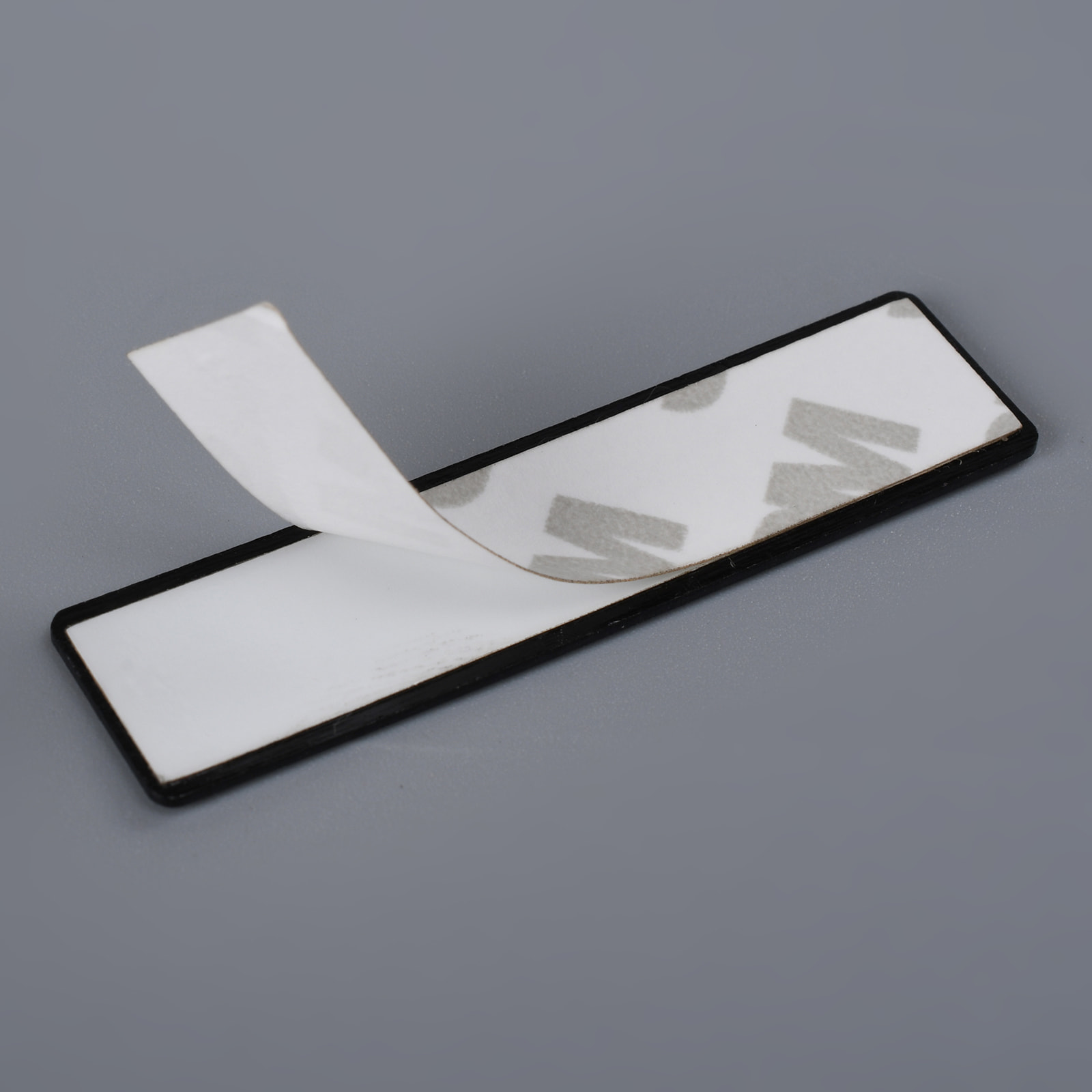 3D kohokuvioitu harjattua alumiinia oleva nimilappu