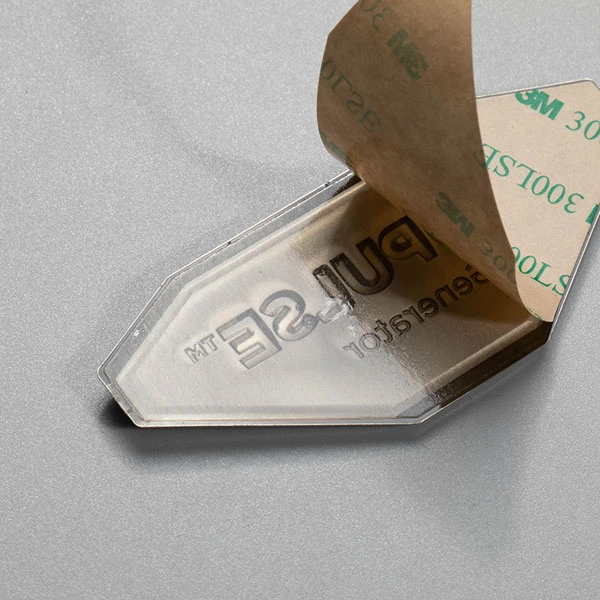 mukautettu logo 3d kohokuvioitu etiketti kiiltävä matta metalliset tarrat Kiina kyltin toimittaja
