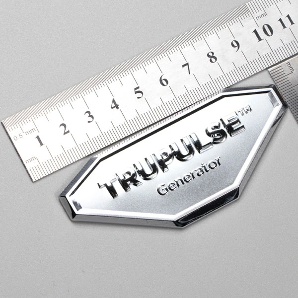 mukautettu logo 3d kohokuvioitu etiketti kiiltävä matta metalliset tarrat Kiina kyltin toimittaja