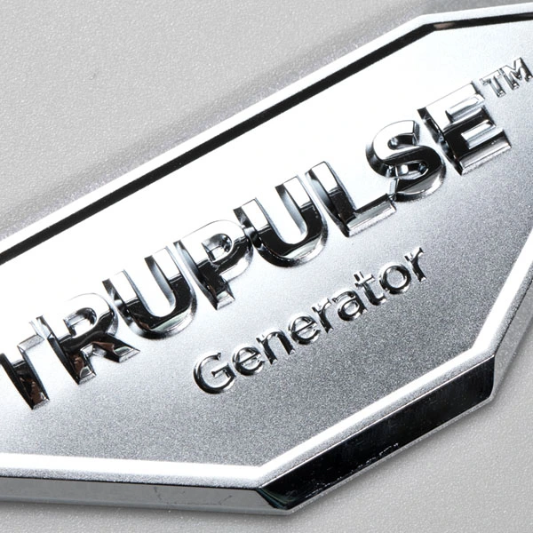 mukautettu logo 3d kohokuvioitu etiketti kiiltävä matta metalliset tarrat Kiina kyltin toimittaja