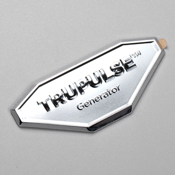 mukautettu logo 3d kohokuvioitu etiketti kiiltävä matta metalliset tarrat Kiina kyltin toimittaja