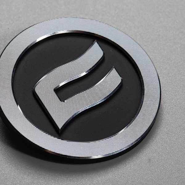 Logo metalliset etiketit