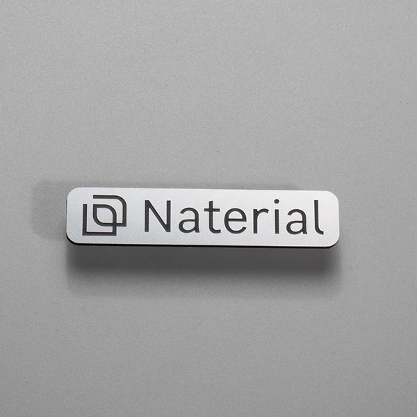 Metallinen logolevy