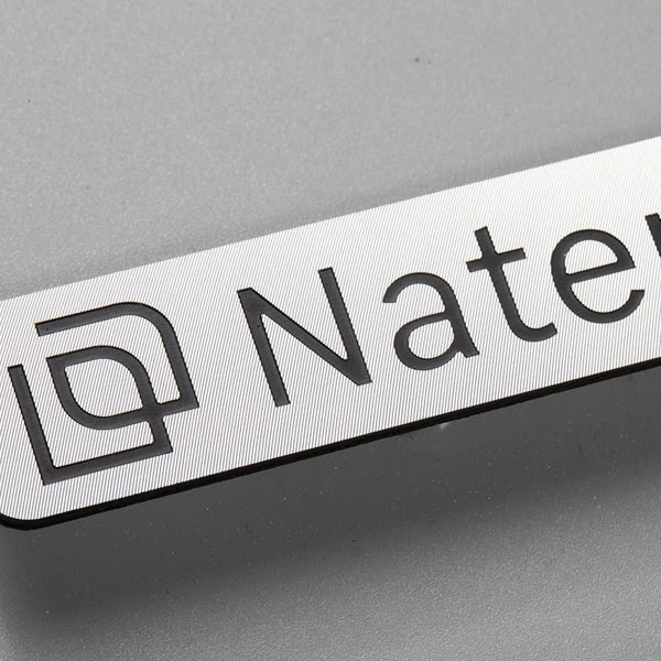 Metallinen logolevy
