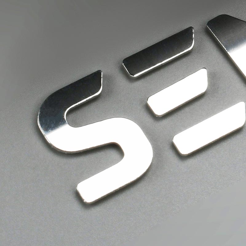 Logo Kaiverrettu Metalli