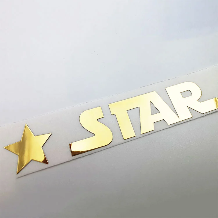 Kultakromi -logo metallihylly